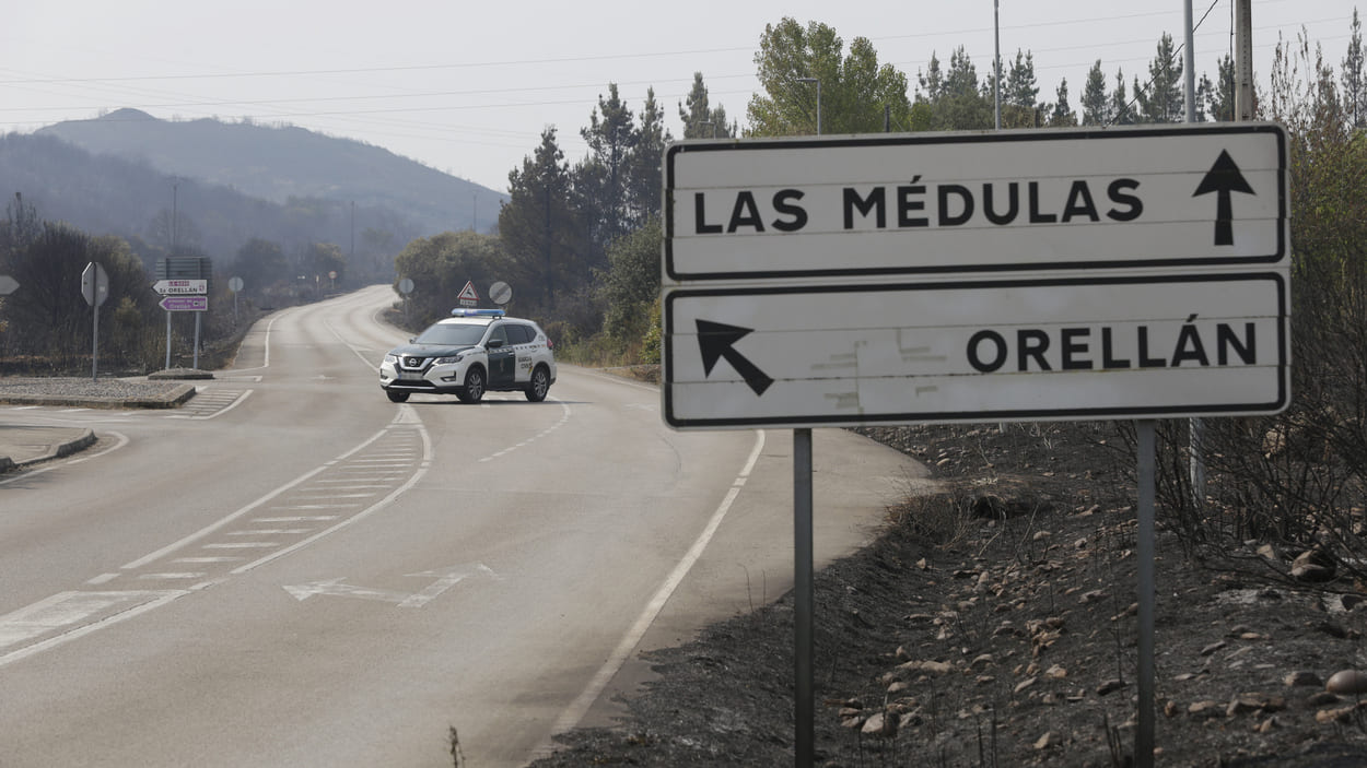 La Guardia Civil corta la carretera hacia Las Médulas por el avance del fuego, a 11 de agosto de 2025, en El Bierzo , León. EP.
