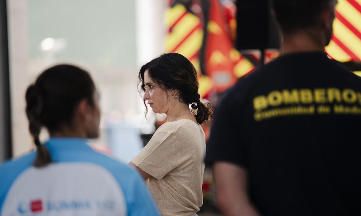 La presidenta de la Comunidad de Madrid, Isabel Díaz Ayuso, durante su visita al Parque Central de Bomberos. Mateo Lanzuela / EP