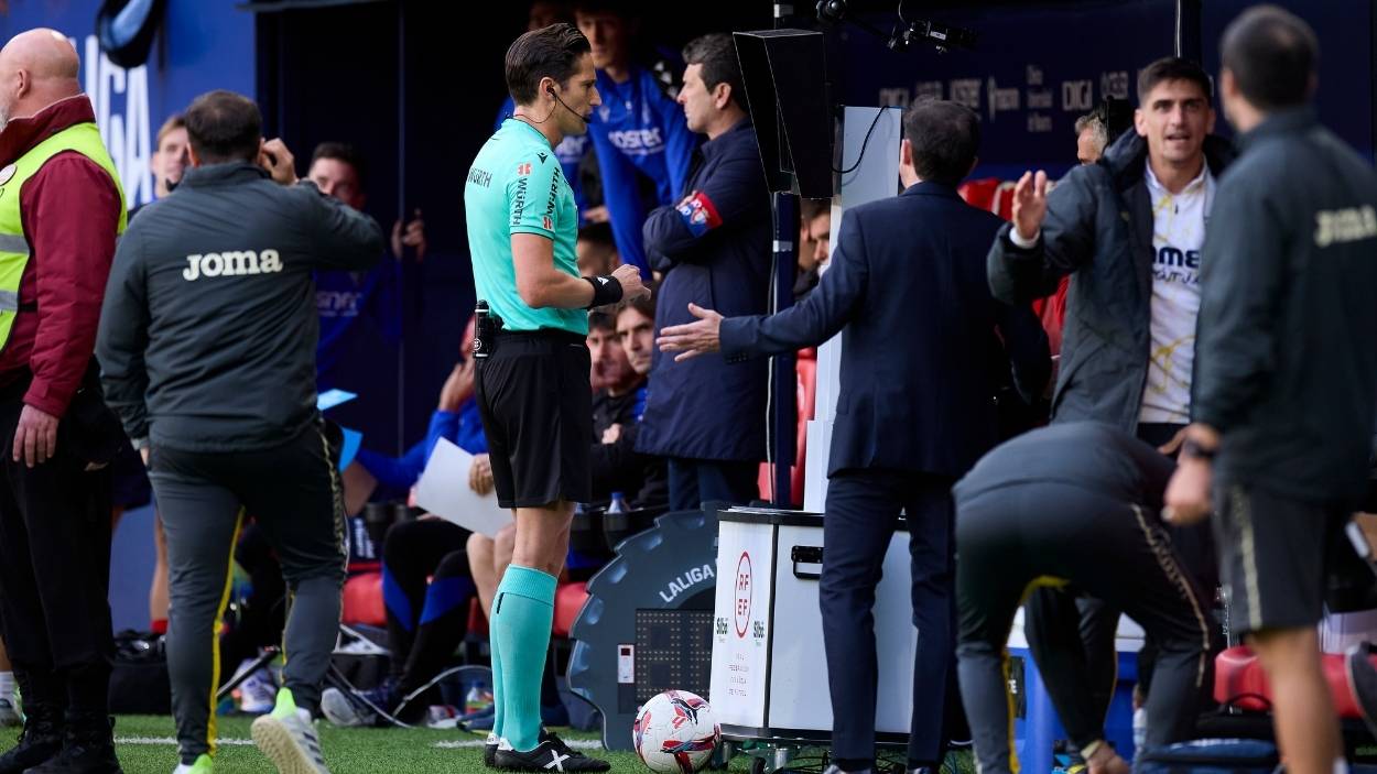El árbitro, Munuera Montero, revisando la pantalla del VAR. EP