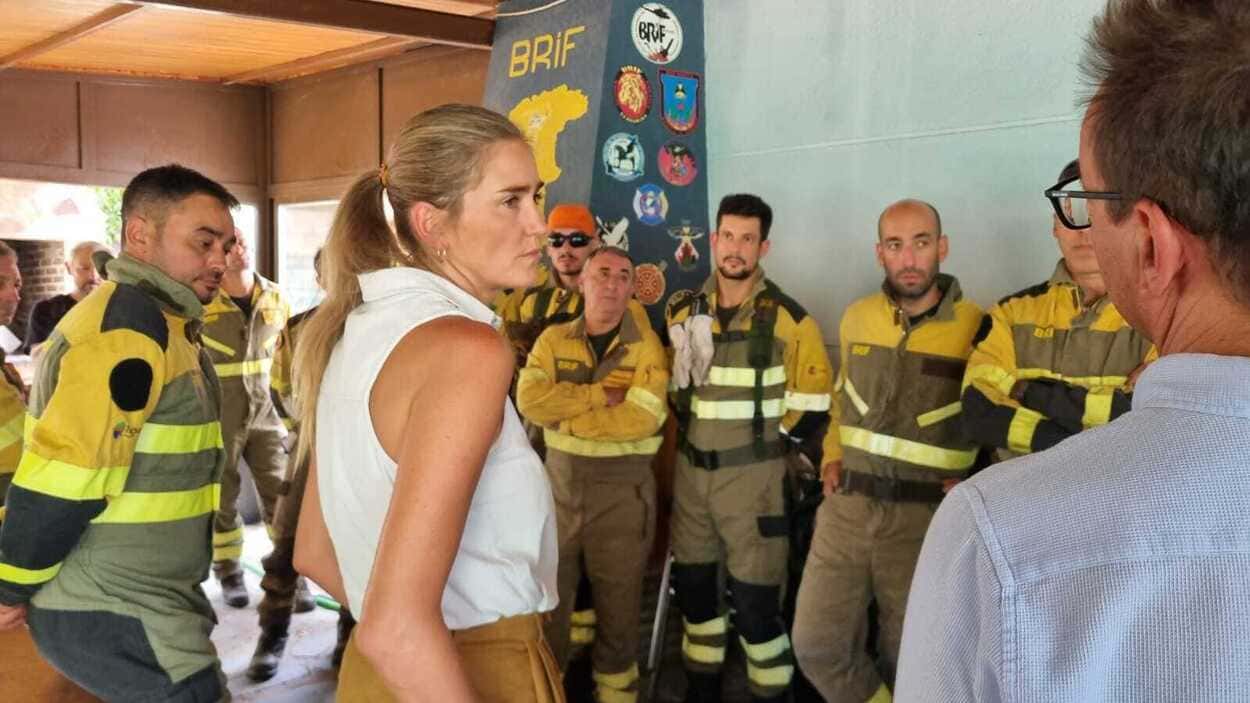 La vicepresidenta tercera y ministra para la Transición Ecológica y el Reto Demográfico, Sara Aagesen, durante su visita a los efectivos de la brigada forestal (BRIF) de Pinofranqueado (Cáceres). EP.