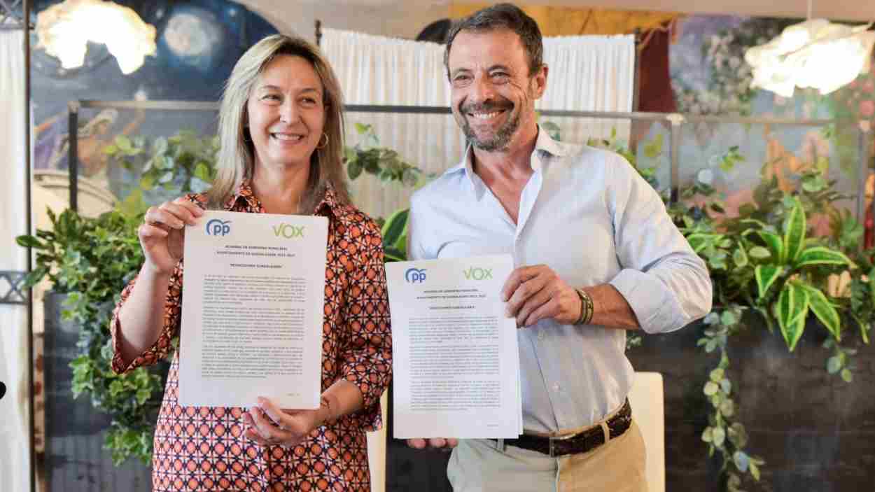La alcaldesa de Guadalajara, Ana Guarinos (PP), y el primer teniente de alcalde, Javier Toquero (Vox). EP.