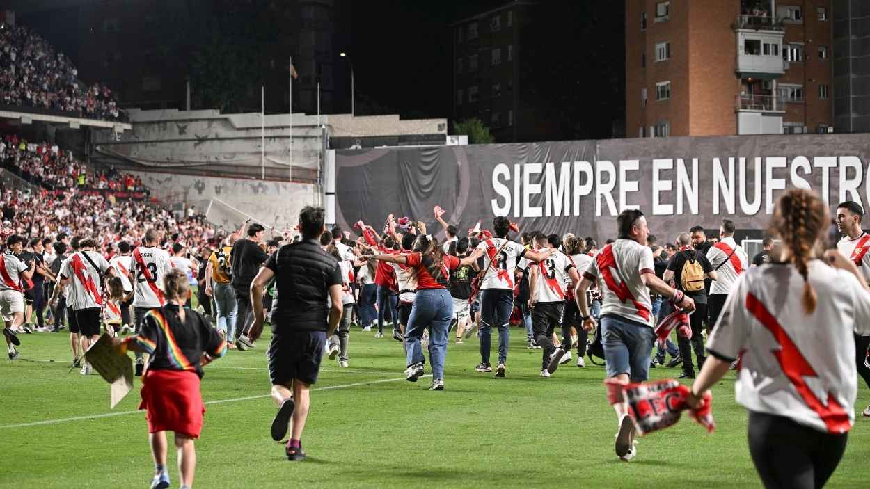 La afición del Rayo Vallecano celebrando la clasificación a la UEFA Conference League. EP