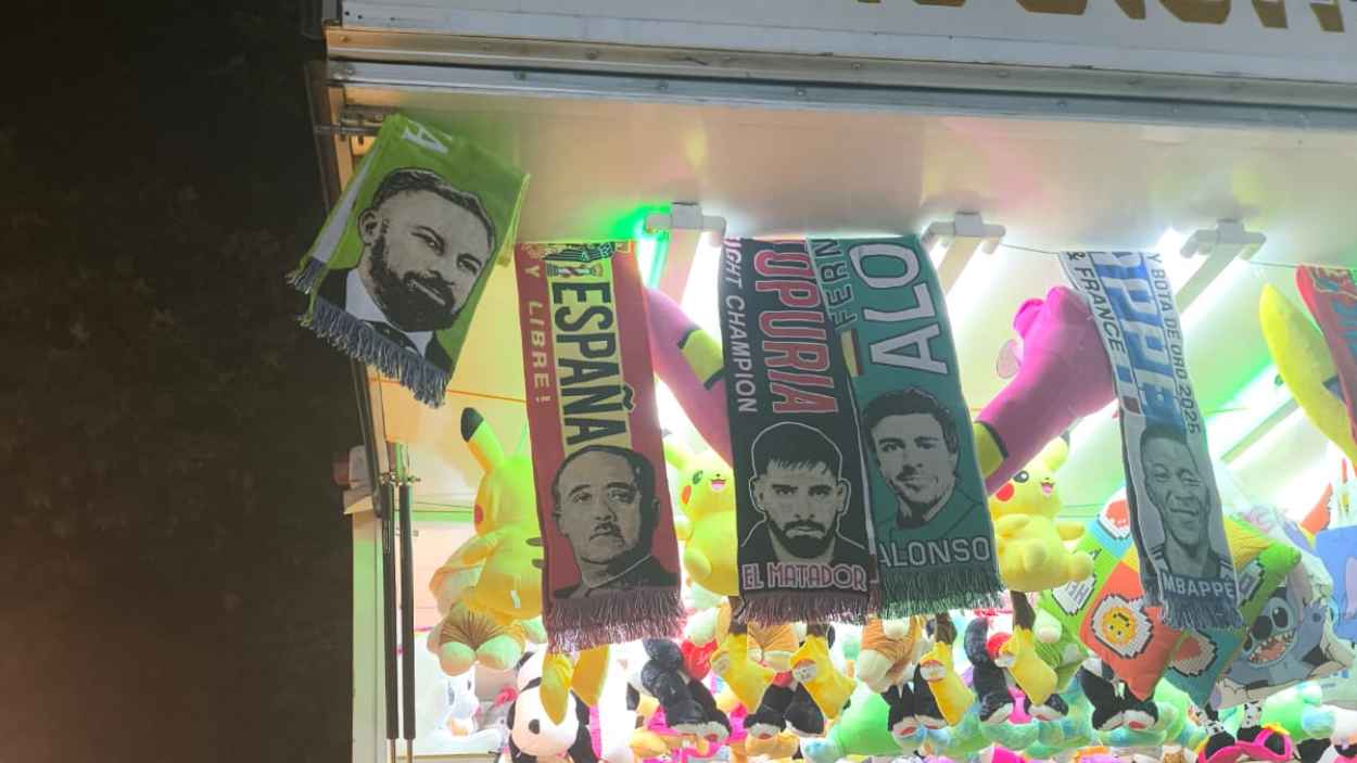 Bufandas con la imagen de Francisco Franco y Santiago Abascal en la feria de Ciudad Real. PCE.