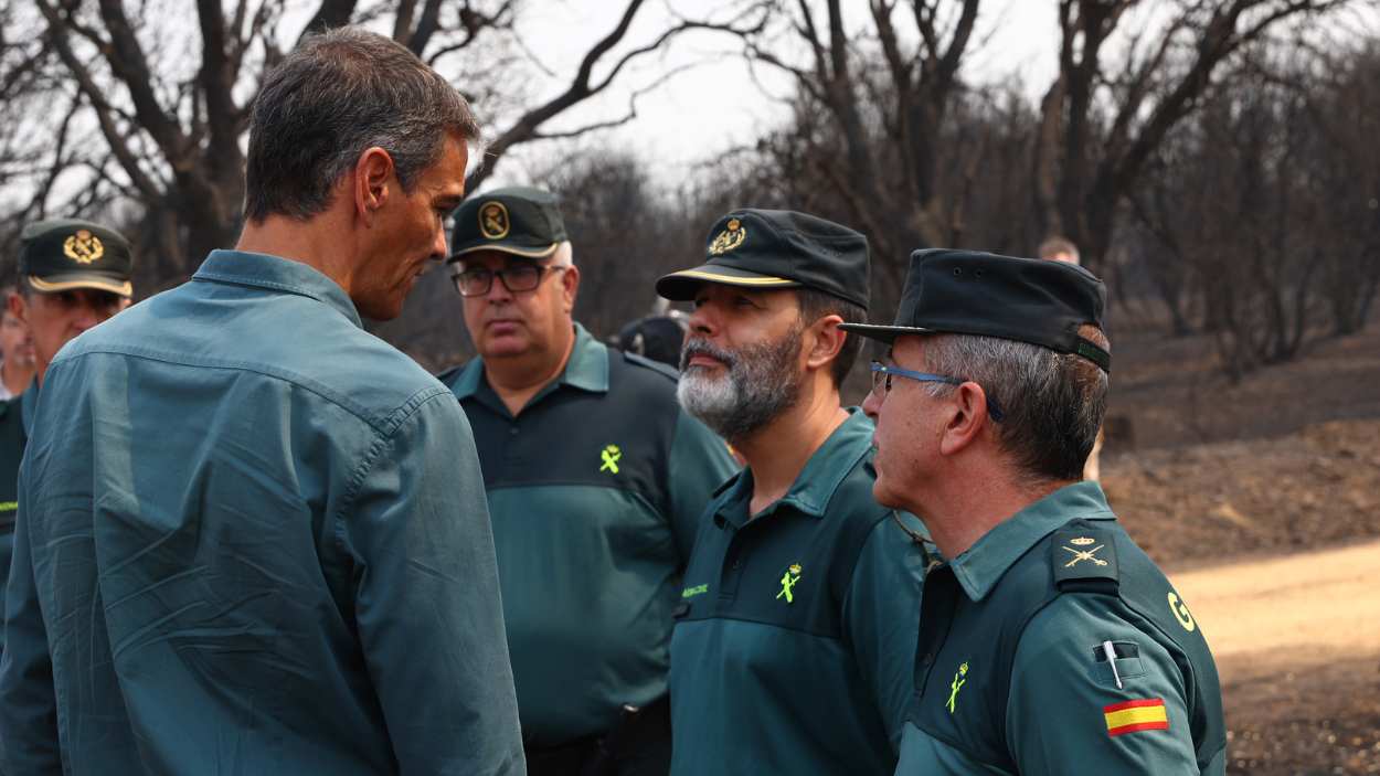 El presidente del Gobierno, Pedro Sánchez, junto a agentes de la Guardia Civil. EP