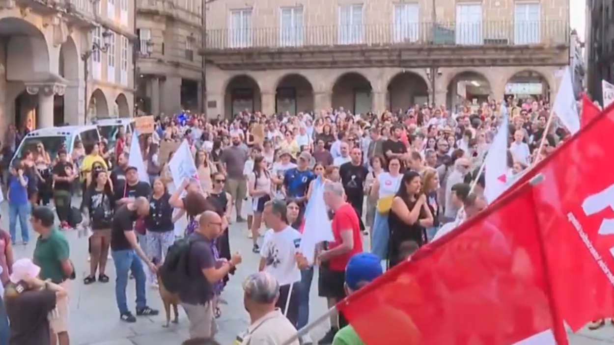 Personas se manifiestan en toda Galicia para protestar contra la crisis de los incendios. 
