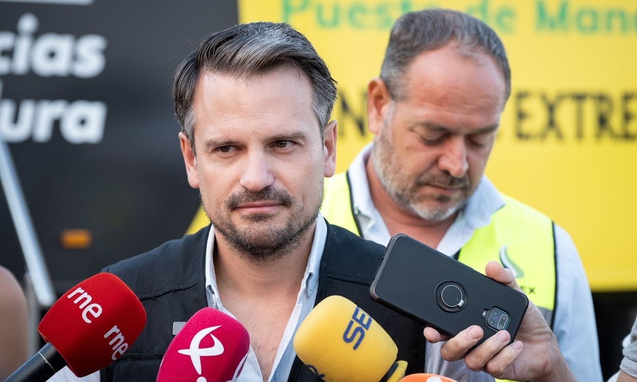 El consejero de Presidencia, Interior y Diálogo Social, Abel Bautista, atendiendo a los medios desde el Puesto de Mando Avanzado del 112 de Extremadura. JUNTA DE EXTREMADURA/EP