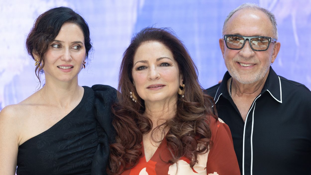 La presidenta de la Comunidad de Madrid, Isabel Díaz Ayuso; la cantante Gloria Estefan y su marido Emilio Estefan. EP.