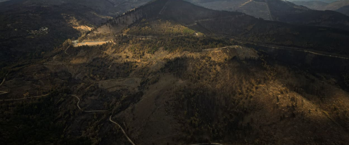 Estabilizado el incendio de Larouco, el mayor de la historia de Galicia con 30.000 hectáreas calcinadas
