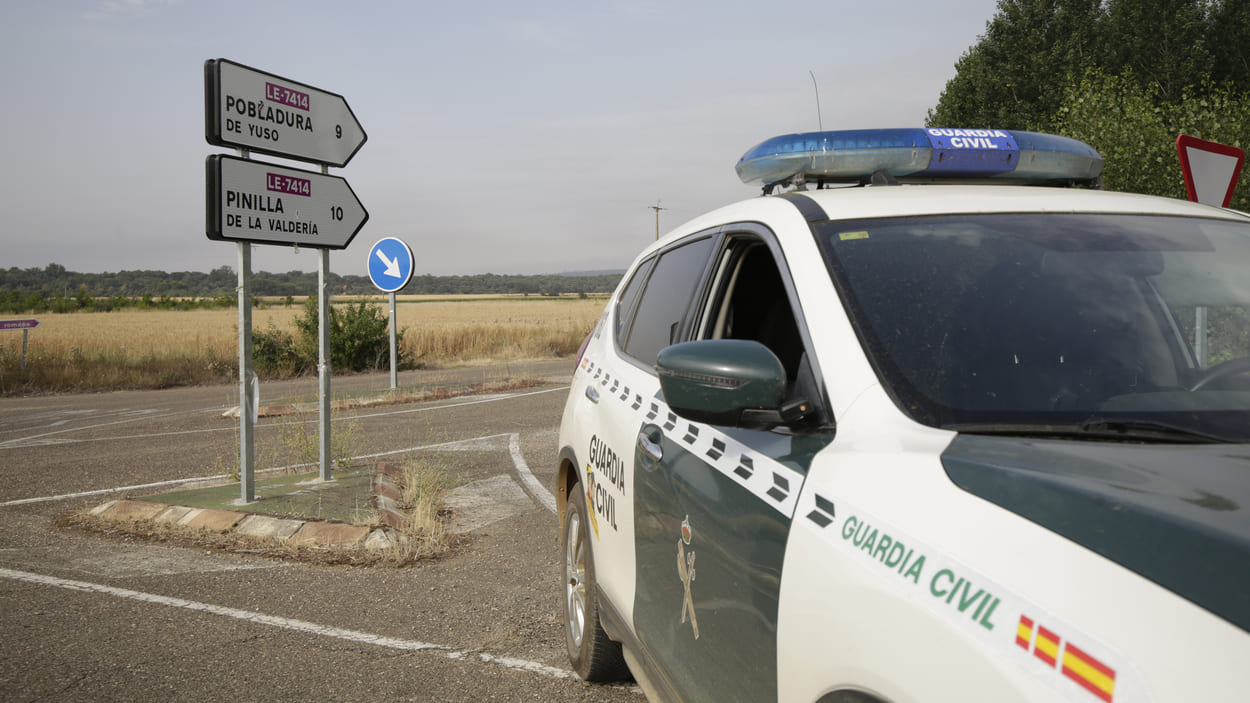 La Guardia Civil corta una carretera para impedir que la gente se aproxime al incendio en León. EP.