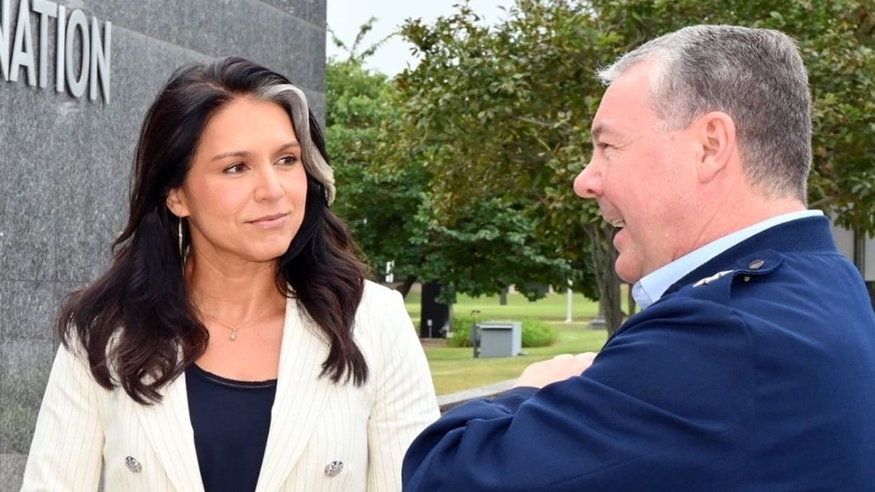 La directora de la Agencia de Seguridad Nacional, Tulsi Gabbard, y el hasta ahora jefe de la Agencia de Inteligencia del Pentágono, el general Jeffrey Kruse. EP.