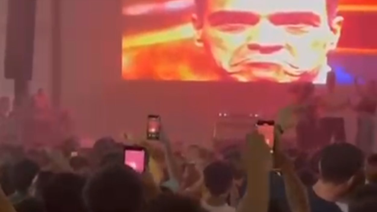Fragmento del vídeo en el que se observa cómo realizan saludos fascistas. EP.