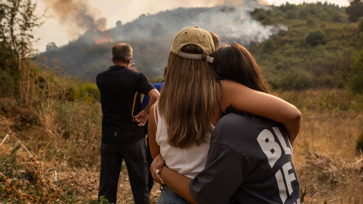 Vecinos ven el avance del incendio, a 24 de agosto de 2025, en Molinaseca, León, Castilla y León (España). EP