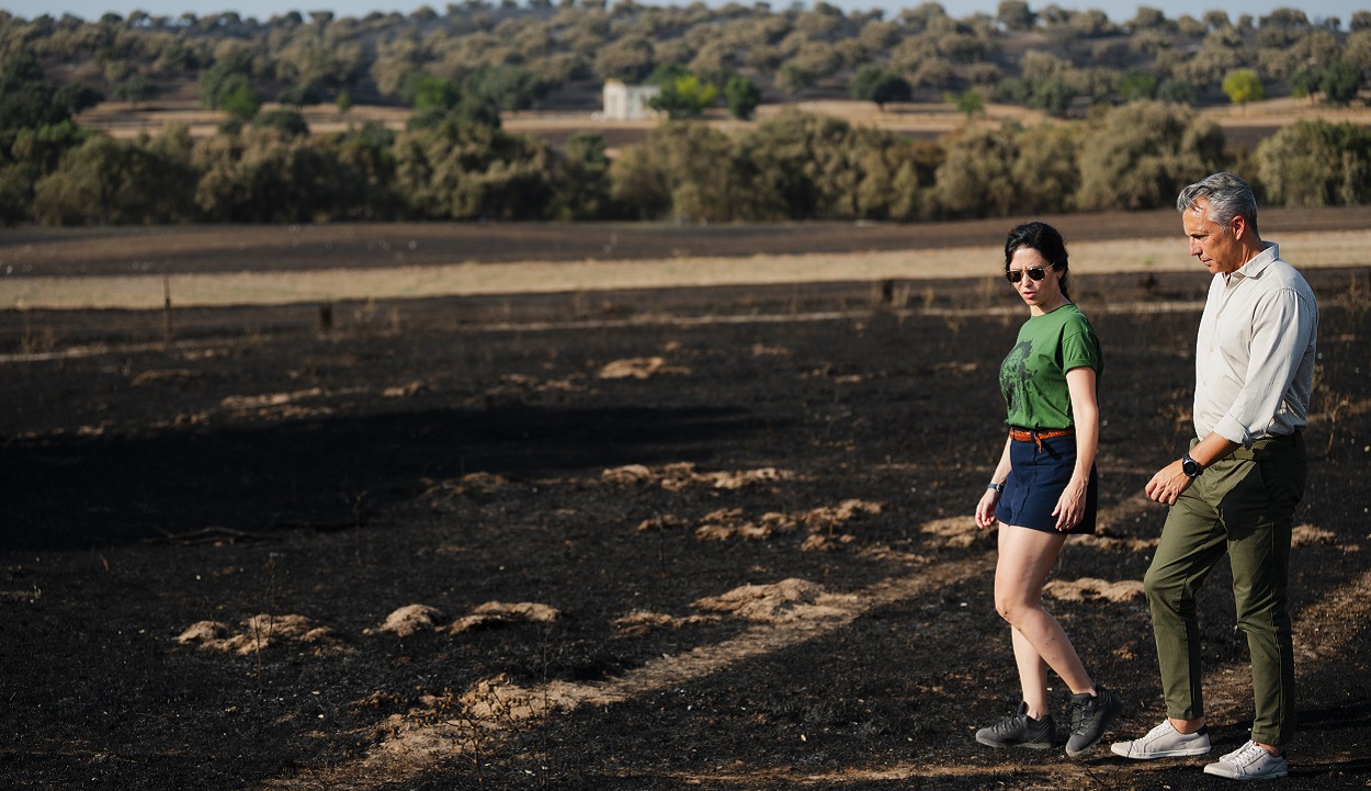La presidenta de la Comunidad de Madrid, Isabel Díaz Ayuso, visita una de las zonas afectadas por los incendios. EP