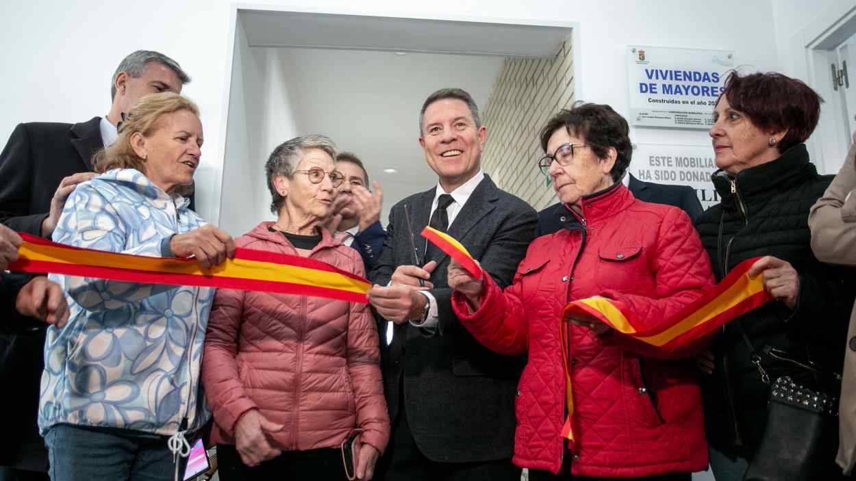 El presidente de Castilla-La Mancha durante la inauguración de varias viviendas para mayores en Montesclaros el pasado mes de abril. JCCM.