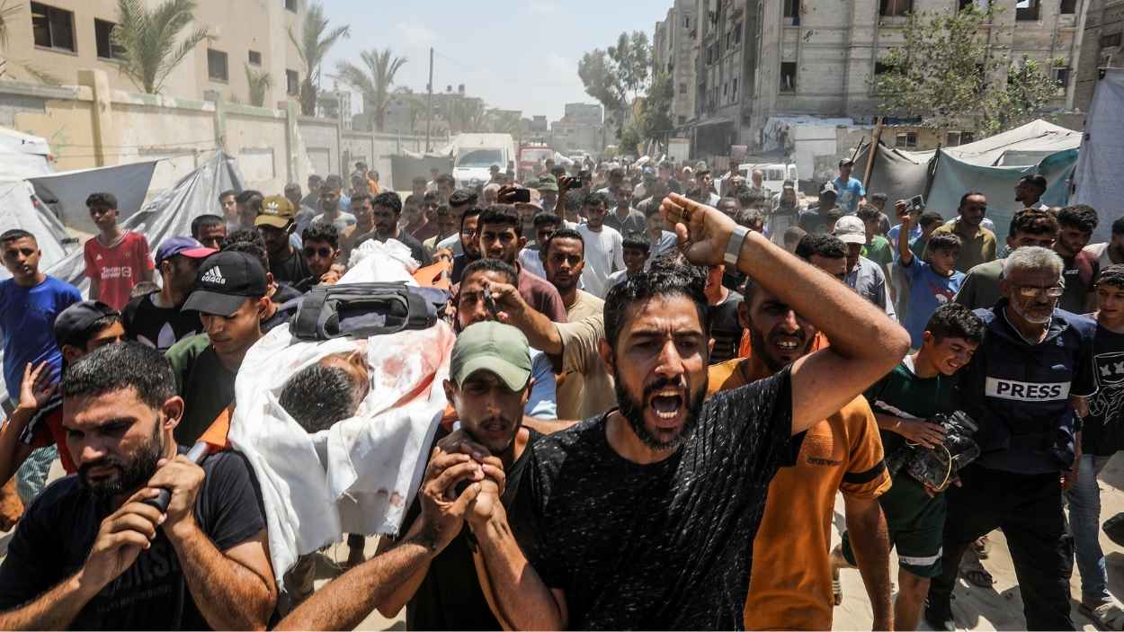 Palestinos llevan el cuerpo de un periodista asesinado en el Hospital Nasser tras un ataque israelí. EP 