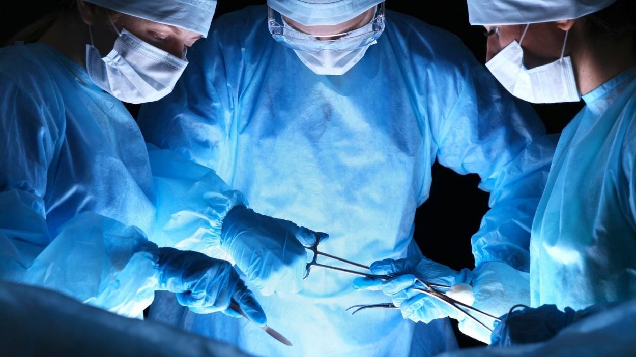Imagen de recurso de un equipo de cirujanos en una operación de trasplante. US