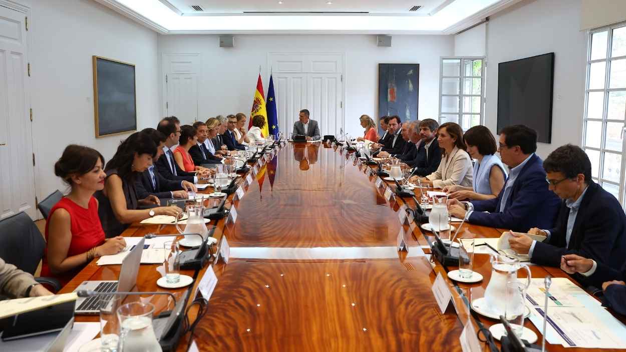 Moncloa declara las zonas catastróficas tras los incendios y aprueba el reparto de migrante