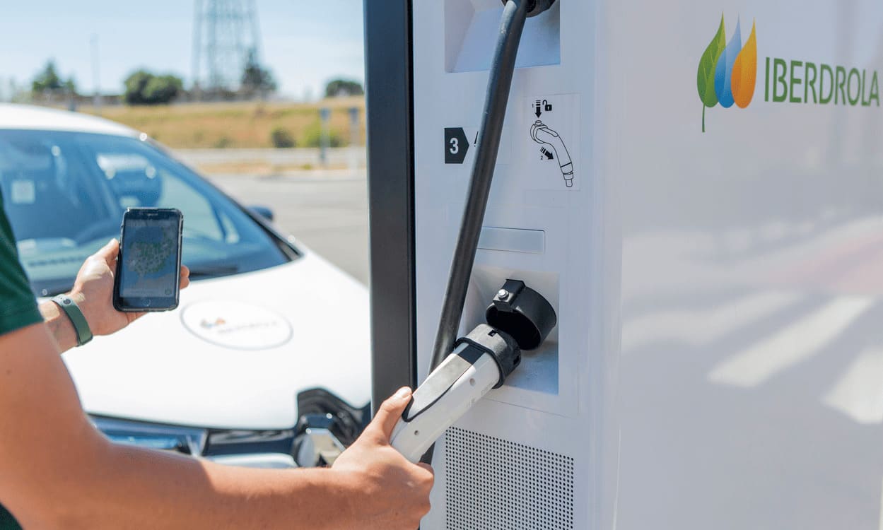 Acuerdo entre Alimerka e Iberdrola para instalar 238 puntos de recarga eléctrica en supermercados del norte de España. IBERDROLA