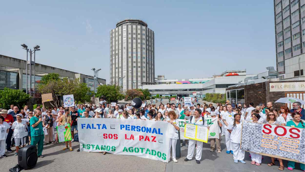 Concentración en La Paz para exigir personal. EP