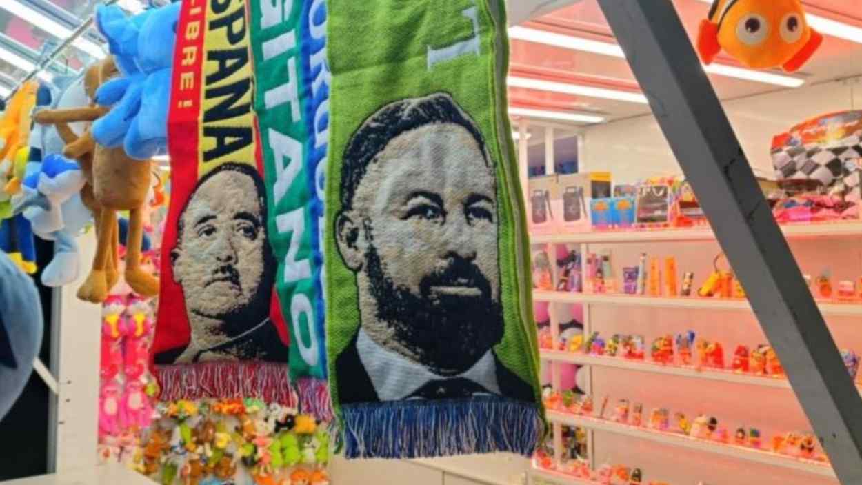 Bufandas con las caras de Franco y Abascal en un puesto de la feria. EP.