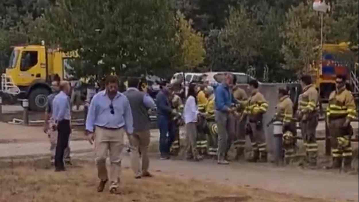 Bomberos le niegan el saludo a Mañueco. Redes sociales