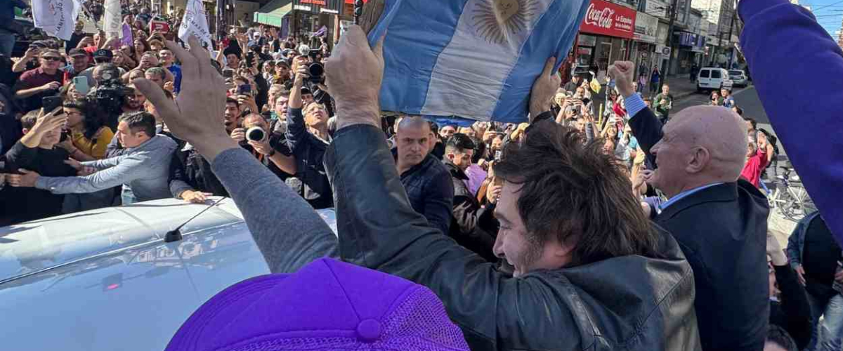 Evacúan a Milei de un acto electoral en Buenos Aires ante el lanzamiento de objetos contra su comitiva