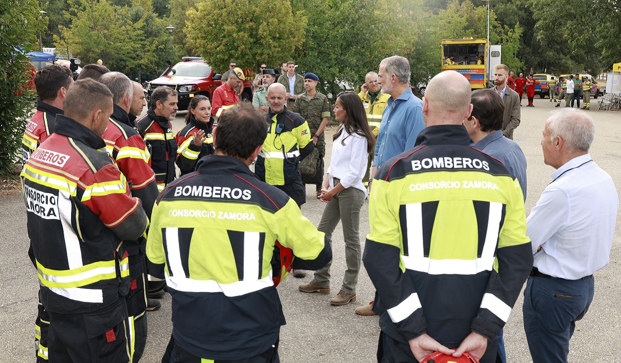 Los reyes Felipe VI y Letizia, y el presidente de CyL, Alfonso Fernánzdez Mañueco, visitan a los bomberos