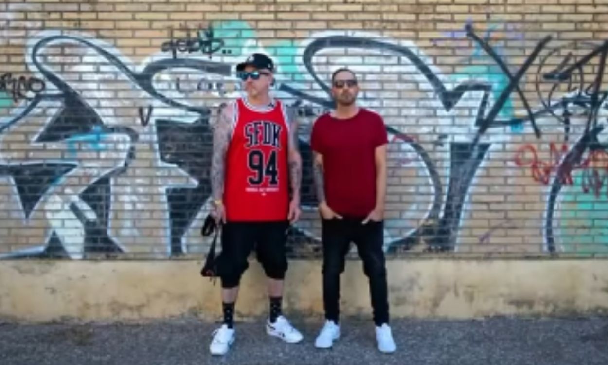 SFDK junto a su grafiti en Sevilla. Redes Sociales