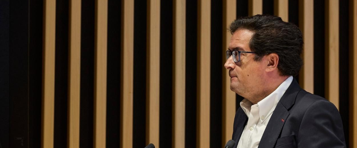 Óscar López acusa a Ayuso de "racismo puro" por rechazar la acogida de menores africanos