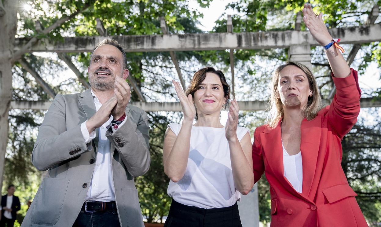 El alcalde de Móstoles, Manuel Bautista; la presidenta de la Comunidad de Madrid, Isabel Díaz Ayuso y la número 3 del PP para las europeas, Alma Ezcurra, durante un acto de campaña del partido.