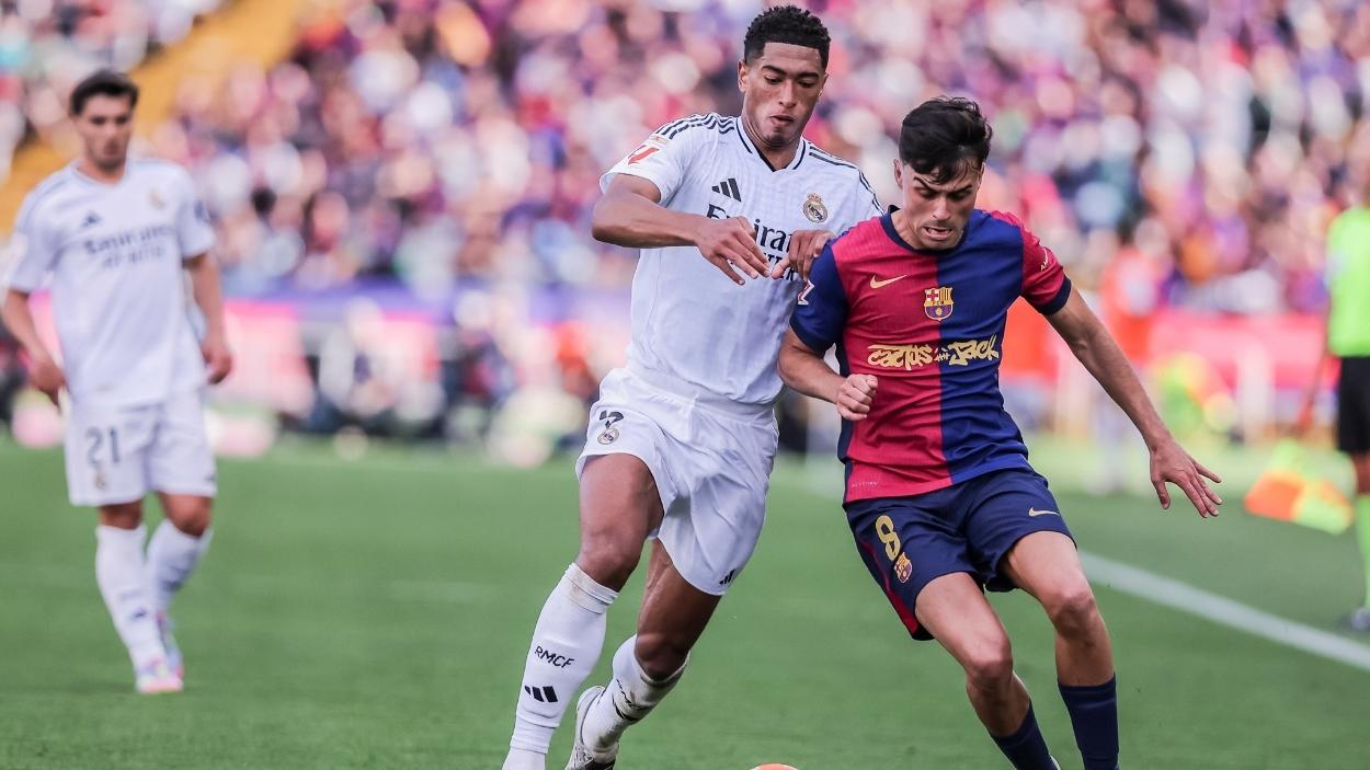 Pedri y Bellingham luchando por un balón durante el clásico. EP