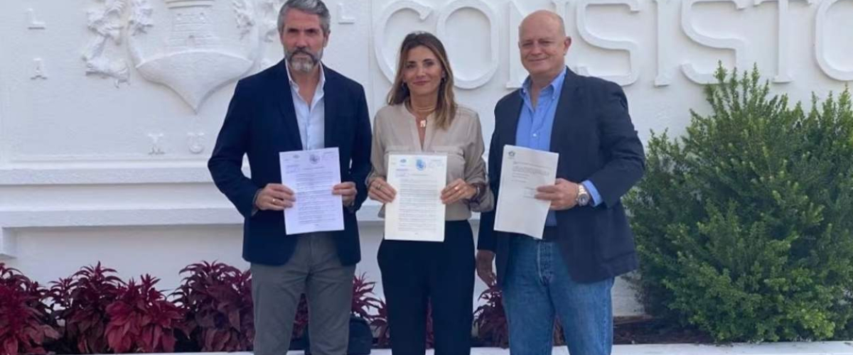 Polémica en Mijas: Vox acusa a médicos de “inflar a anfetaminas” a niños con autismo y el PSOE estalla contra PP y ultraderecha