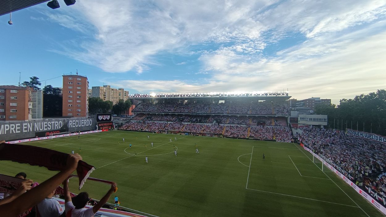 Rayo Vallecano contra Neman Grodno en el Estadio de Vallecas. Twitter @robbieosull