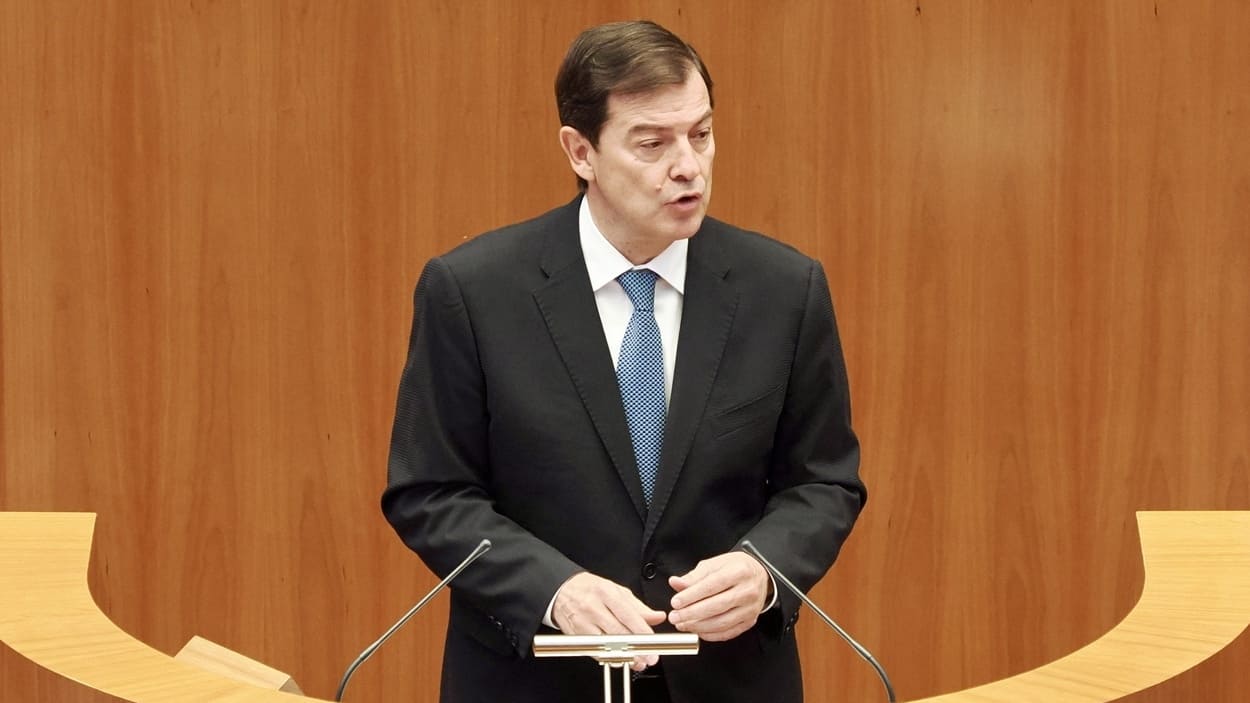 El presidente de la Junta, Alfonso Fernández Mañueco, comparece ante el Pleno de las Cortes para informar sobre los incendios forestales en la Comunidad. EP.