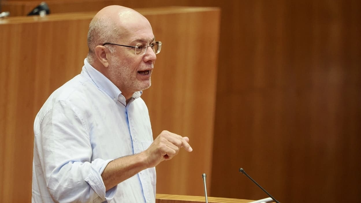 El procurador del Grupo Mixto Francisco Igea interviene durante el Pleno de las Cortes. EP.