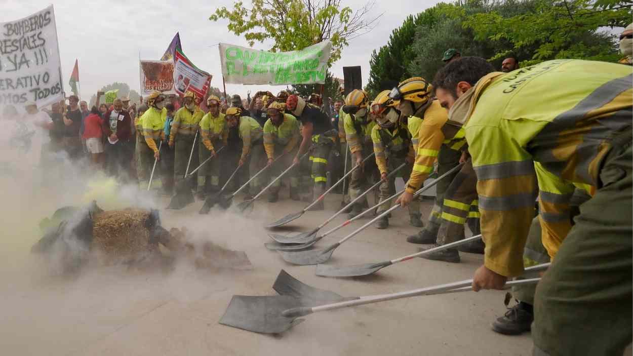 Los bomberos convocan una marcha en León para exigir mejoras a Mañueco. EP