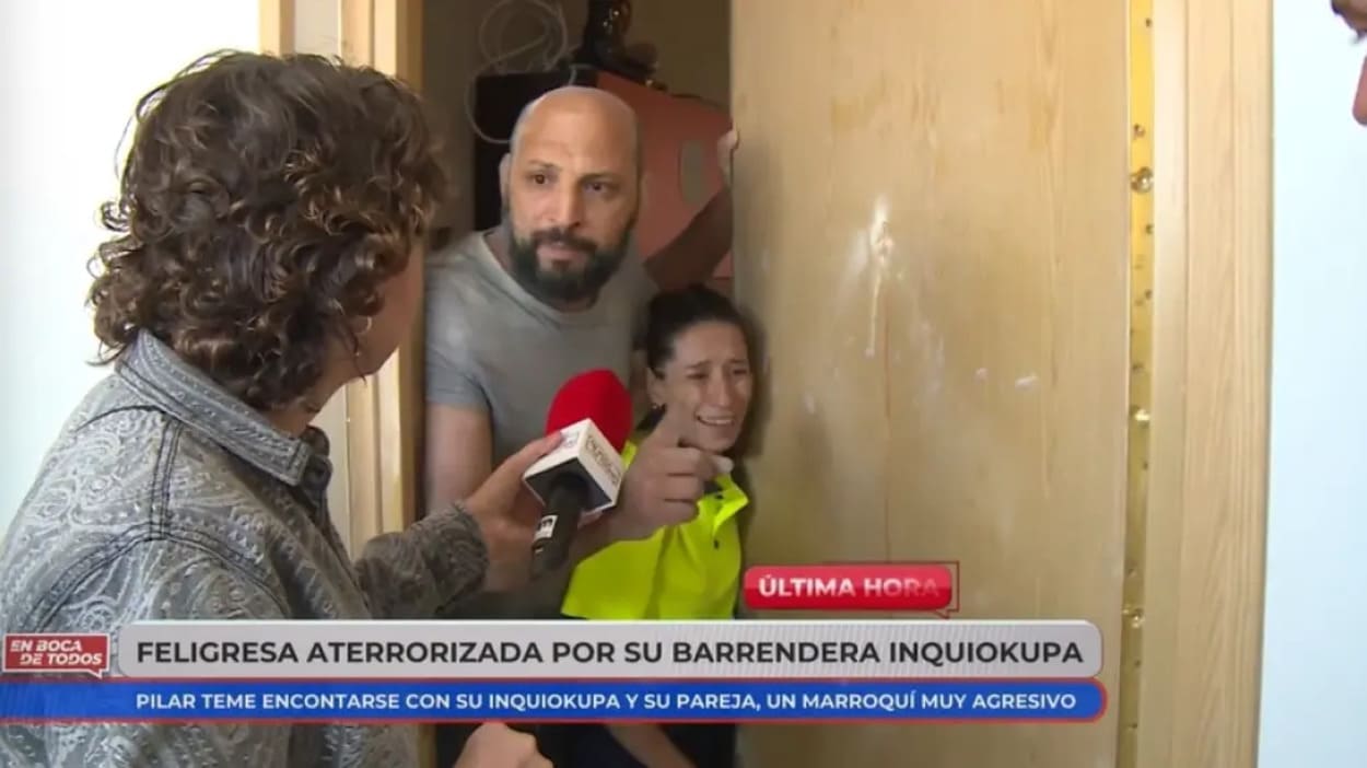 La pareja de la okupa ha rociado con gas pimienta a la reportera de 'En boca de todos'. Mediaset.
