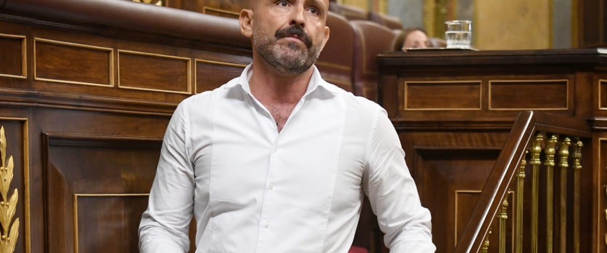 El PSOE denuncia la "violencia verbal" de Jaime de los Santos ante los ataques a Sarah Santaolalla: "Haciendo méritos"
