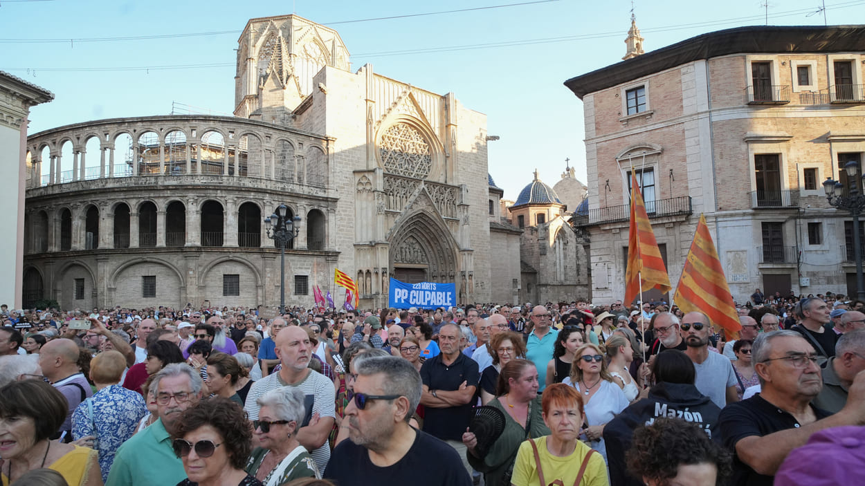 Cientos de personas durante una concentración para pedir la dimisión de Carlos Mazón tras la gestión de la DANA, en la Plaza de la Virgen. EP.