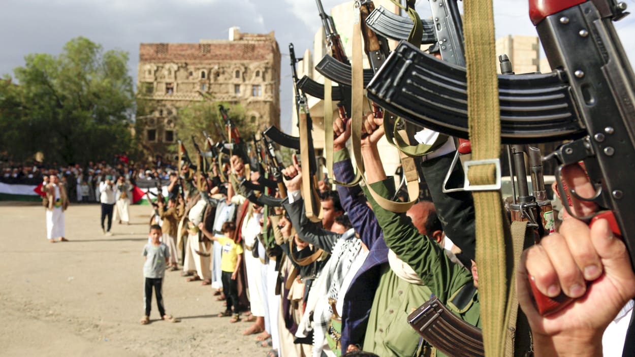 Hombres armados leales al grupo Houthi participan en una manifestación tribal armada en apoyo a la reanudación de los ataques contra barcos israelíes, en Saná, Yemen. EP.