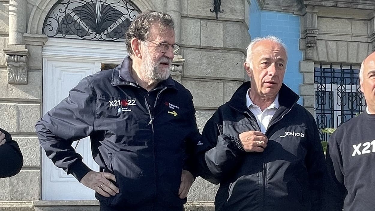 El expresidente del Gobierno, Mariano Rajoy, junto al alcalde de Vilanova de Arousa, Gonzalo Durán. EP.