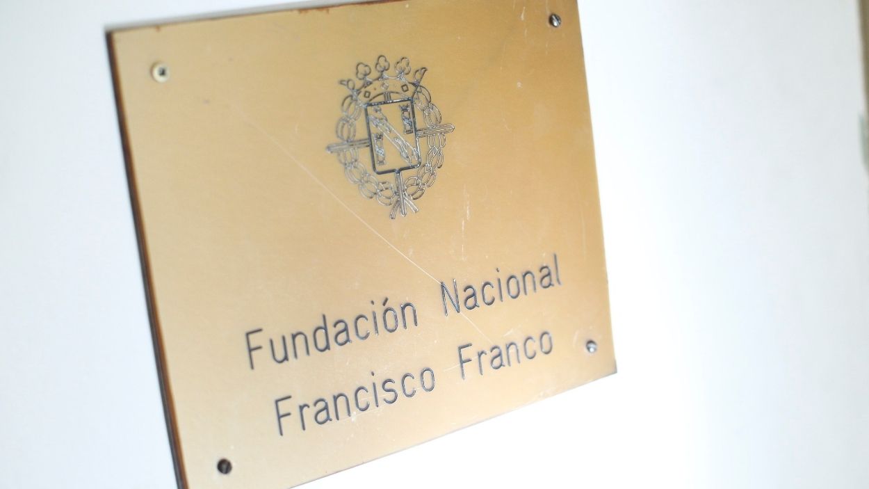 Detalle de la placa de entrada en la sede de la Fundación Francisco Franco. EP.
