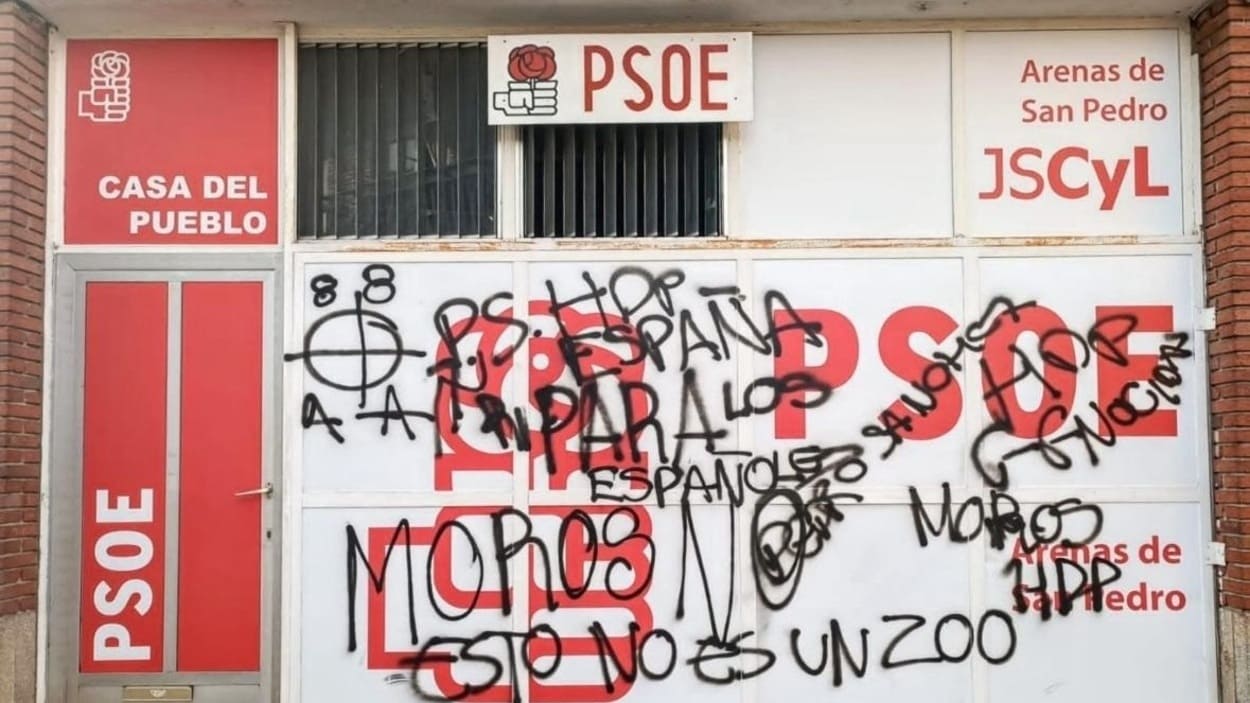 Pintadas en la Casa del Pueblo de Arenas de San Pedro, Ávila. EP.