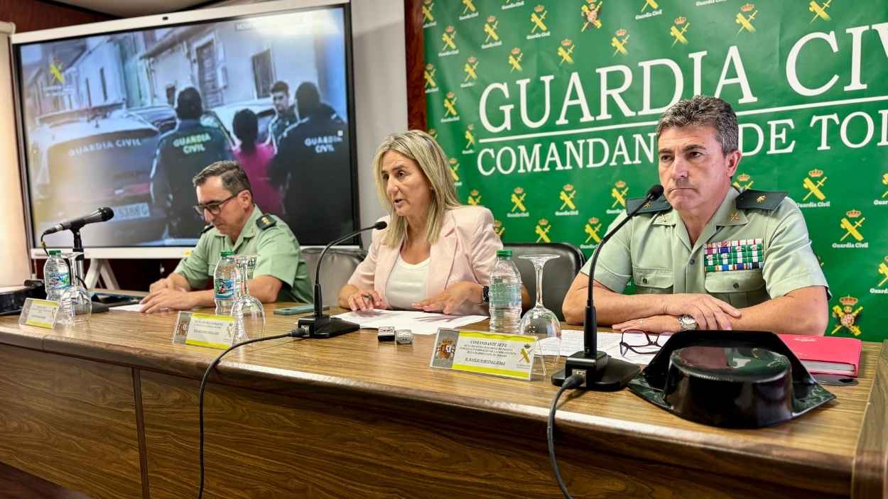 Milagros Tolón, delegada del Gobierno en Castilla-La Mancha, acompañada de la Guardia Civil. GC Toledo.