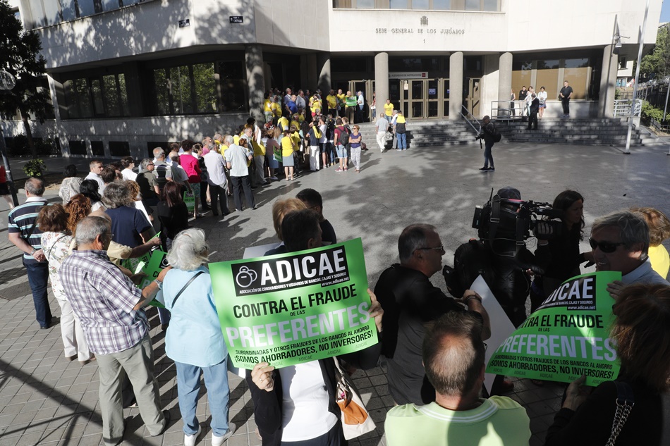 Concentración de afectados por las preferentes de Bankia el pasado mes de julio en Madrid. 