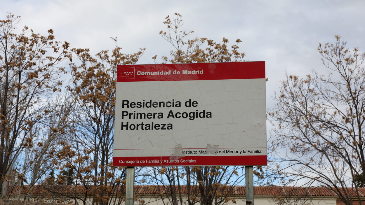 Cartel en la entrada del Centro de Menores de Hortaleza, en el que se lee 'Residencia de Primera Acogida Hortaleza'. EP.