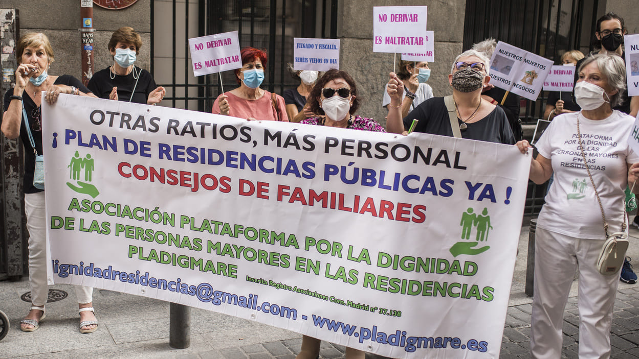 Varias personas participan en una manifestación convocada contra la gestión de la presidenta en funciones de la Comunidad de Madrid. EP.