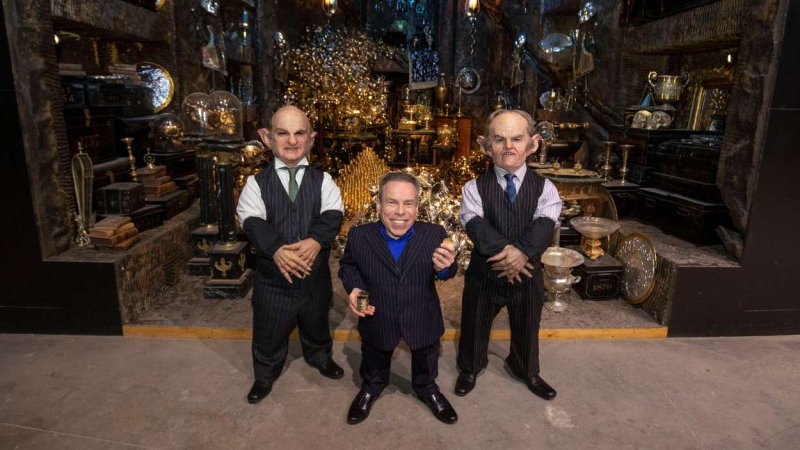El actor británico Warwick Davis junto a otros intérpretes encarnando a los duendes de Gringotts. EP