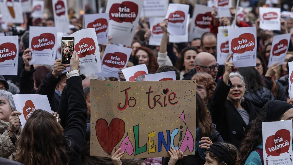 Decenas de personas durante una manifestación convocada por la Plataforma per l'Ensenyament, a 22 de febrero de 2025. EP.