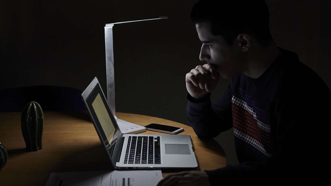 Un estudiante utiliza el ordenador para realizar tareas en casa, en Madrid. EP